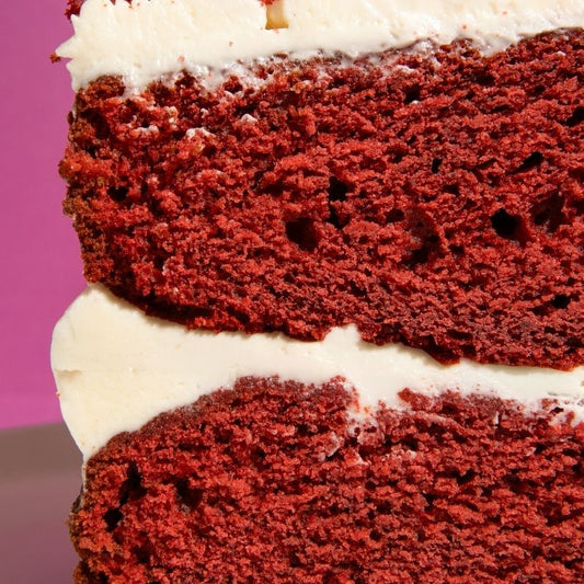 Corte de Red Velvet casera con bizcocho rojo y cobertura de queso – pedido online Madrid