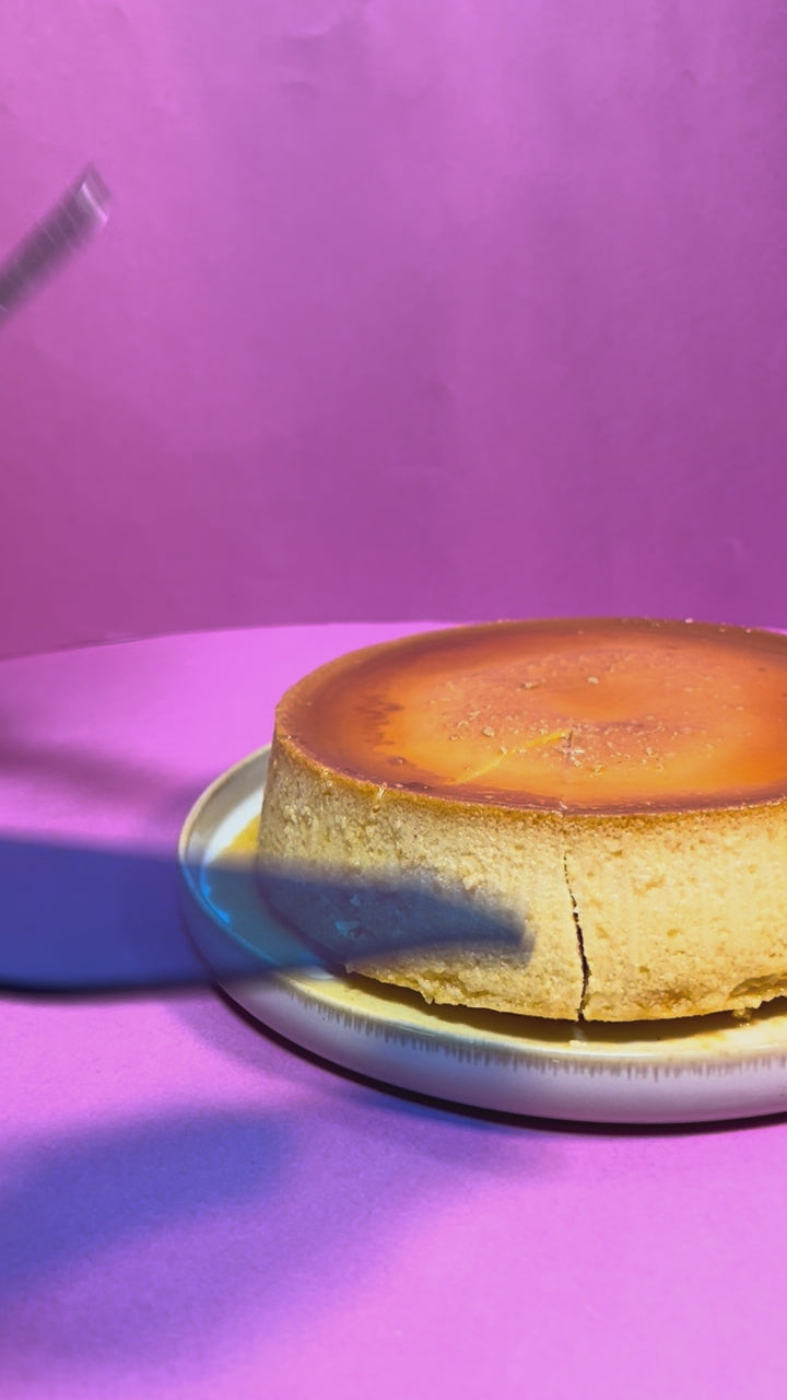 Picando un trozo de quesillo