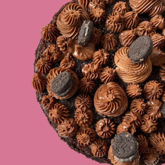 Corte de Tarta de Oreo casera con crema fresca – pedido online Madrid